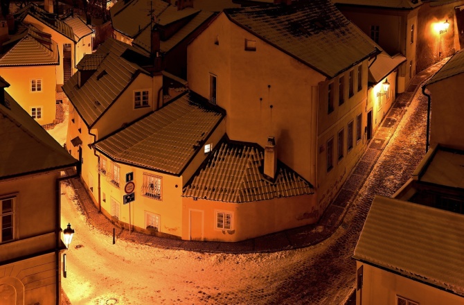 A Praga il paesaggio cambia con le stagioni: novy svet con le nave è ancora più bello.