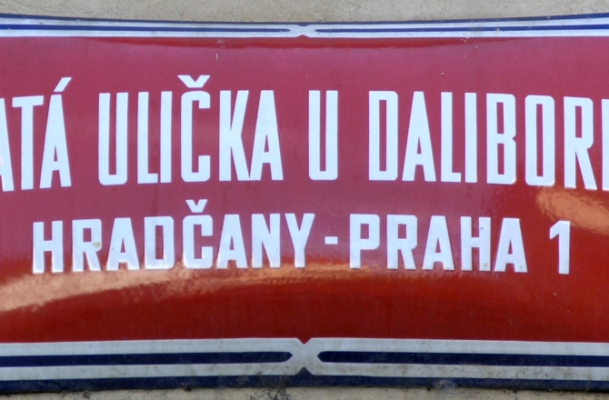 La targa rossa che indica tutte le strade di Praga