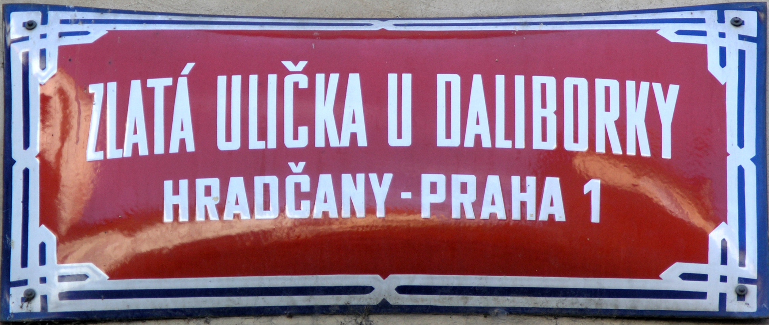 La targa rossa che indica tutte le strade di Praga