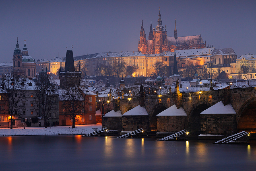 Il Castello di Praga e Ponte Carlo sotto la prima Neve.