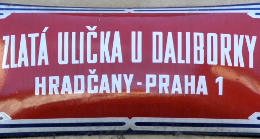La targa rossa che indica tutte le strade di Praga